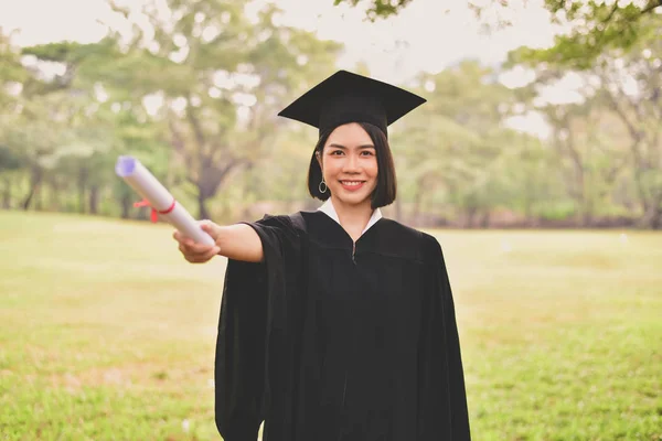 Concept de graduation. Étudiants diplômés le jour de l'obtention du diplôme. Asiatique — Photo