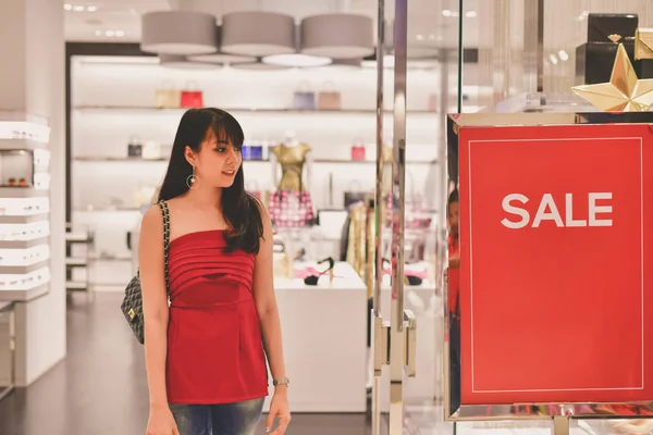 Winkelen op Concept. Aziatische meisjes zijn winkelen in het winkelcentrum. Beautifu — Stockfoto