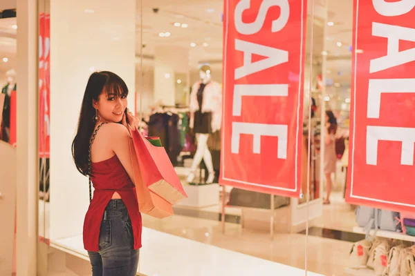 Winkelen op Concept. Aziatische meisjes zijn winkelen in het winkelcentrum. Beautifu — Stockfoto