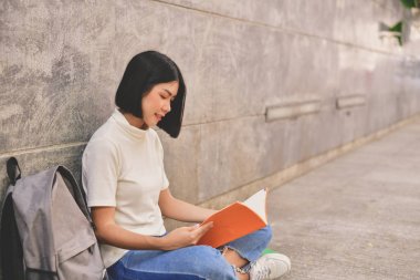 Eğitim kavramları. Asyalı kadınlar Üniversitesi nde kitap okuma.