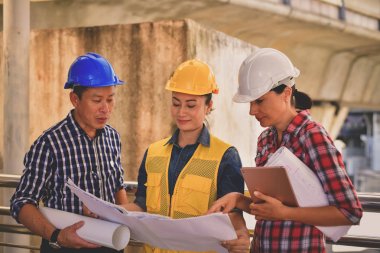 Kavramlar iş endüstrisi, profesyonel mühendis, genç otobüs