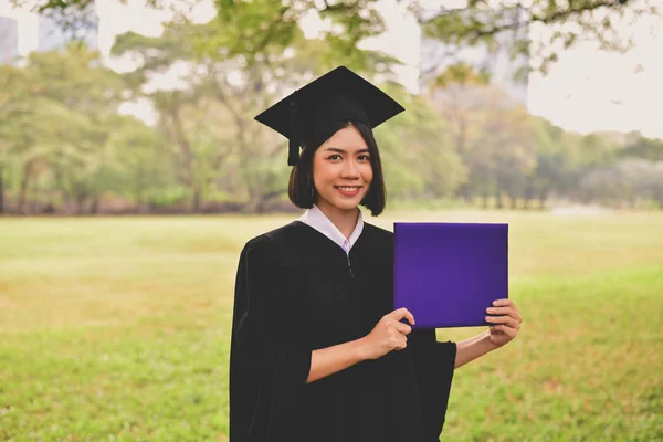 Concept de graduation. Étudiants diplômés le jour de l'obtention du diplôme. Asiatique — Photo