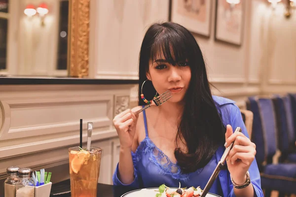 Conceito do restaurante. Mulheres asiáticas comendo no restaurante. Cúpula asiática — Fotografia de Stock