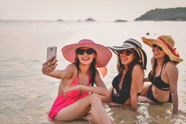 Mayo kavramı. Mobi oynayan bir mayo giyen güzel kız