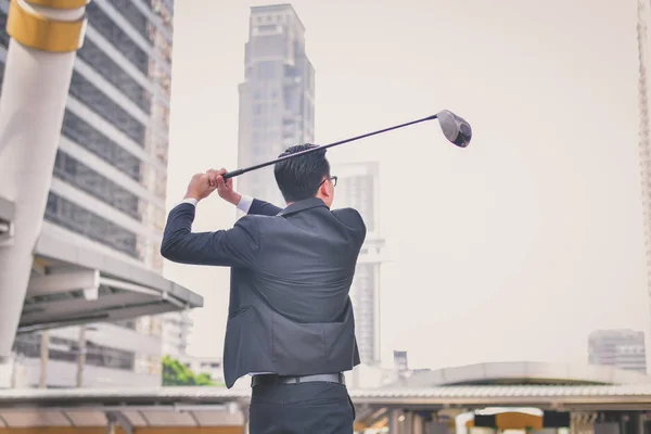 Concepto Gente de negocios que practica deportes, hombres de negocios juegan al golf para — Foto de Stock