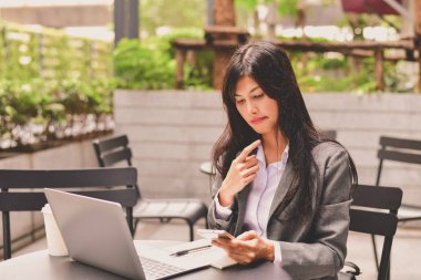 İş Concept.Young Asya iş kadını mutlu bir şekilde çalışıyor. Yo