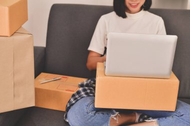 KOBİ iş kavramı. Asya gençler onların paketiDesteklenen ambalaj