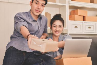 KOBİ iş kavramı. Asya gençler onların paketiDesteklenen ambalaj