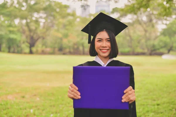 Examen-konceptet. Graderad studenter examen dag. Asiatiska — Stockfoto