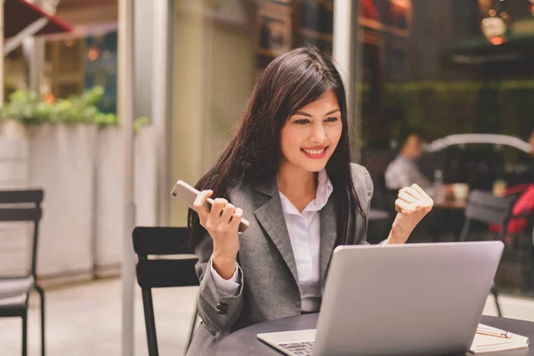 Concepto de negocio.Joven empresaria asiática está trabajando feliz.Yo — Foto de Stock