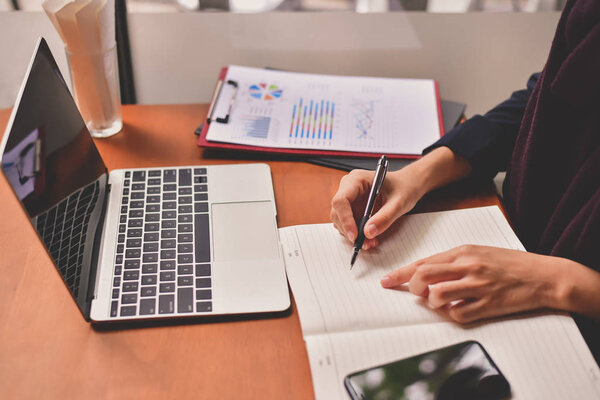 Молодая азиатская бизнесвумен работает счастливо.
