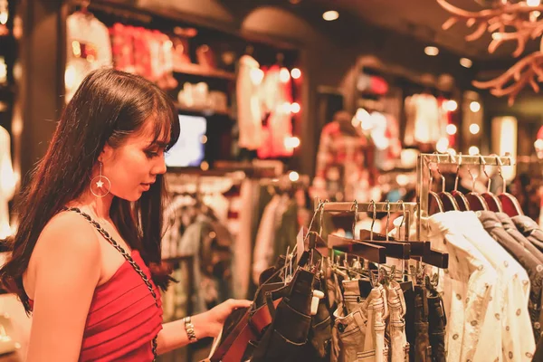 Koncept nákupu. Asijské dívky jsou nakupovat v obchoďáku. Krásné puzzle — Stock fotografie