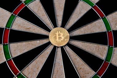Finans iş kavramları. İşadamı Dart oynuyor. İşletme