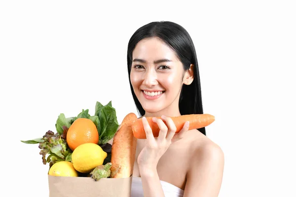 Concetti di shopping. Belle ragazze stanno comprando frutta e verdura — Foto Stock