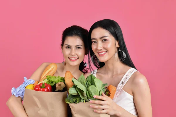 Conceptos de compra. Hermosas chicas están comprando frutas y vegetab —  Fotos de Stock