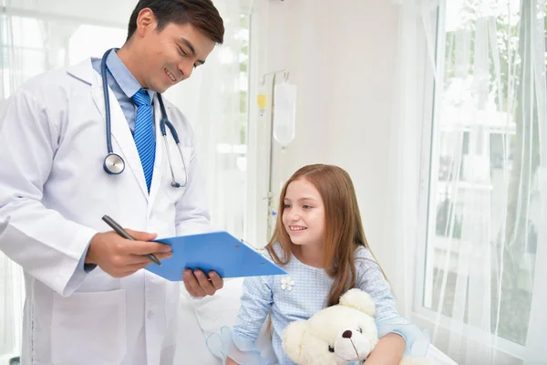 Concepts de santé. Le médecin examine la santé de l'enfant — Photo