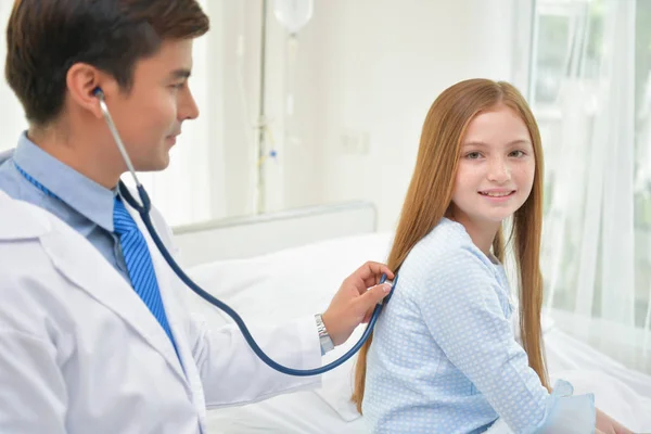 Concetti di salute. Il medico sta esaminando la salute del bambino — Foto Stock