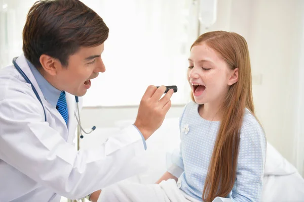 Hälsa begrepp. Läkaren undersöker barnet hälsa — Stockfoto