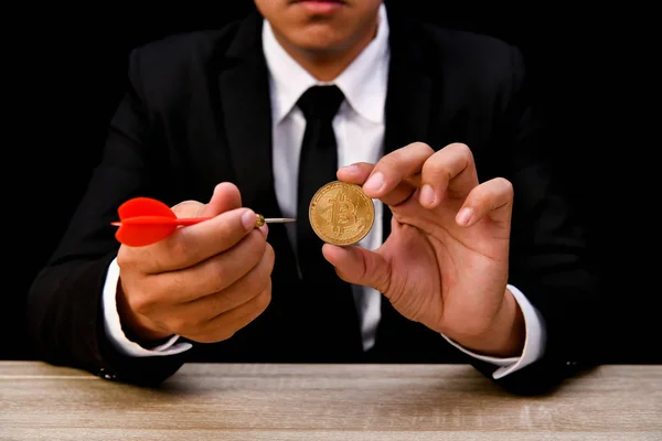 Finance Business Concepts. Businessman is playing darts. Busines — Stock Photo, Image