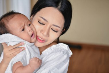 Yeni doğan kavramı. Anne ve çocuk beyaz bir yatakta. Anne ve bebek b