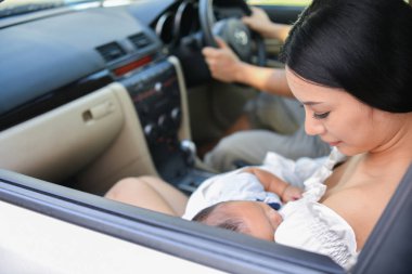 Kavramları seyahat. Aile yolda araba kullanıyor. Aile sürücü saf