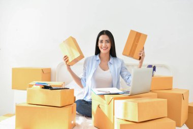 KOBİ iş kavramı. Gençler onların paketleri yüklüyorsunuz. De