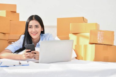 KOBİ iş kavramı. Gençler onların paketleri yüklüyorsunuz. De
