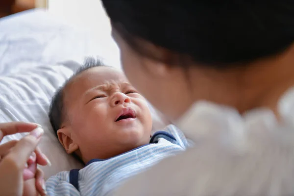 Nyfödda-konceptet. Mor och barn på en vit säng. Mamma och baby b — Stockfoto