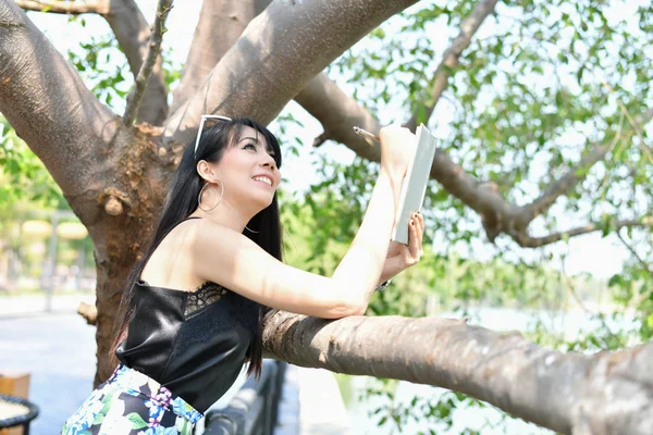 Conceptos Educativos Mujeres Asiáticas Leyendo Libros Parque Hermosas Mujeres Están —  Fotos de Stock