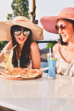 Kavramları seyahat. Güzel kız bir sahil restauran yiyor
