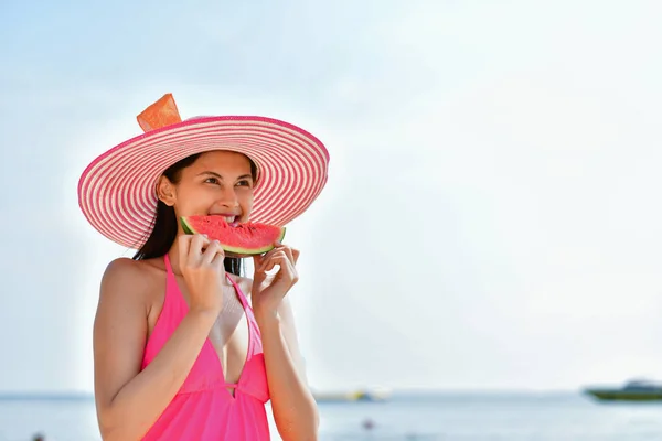 Conceito de férias. Menina bonita vestindo maiô comendo watermel — Fotografia de Stock