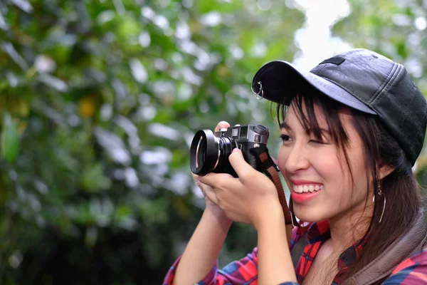 Reiseopplegg. Asiatiske jenter reiser i skogen. Vakkert. – stockfoto