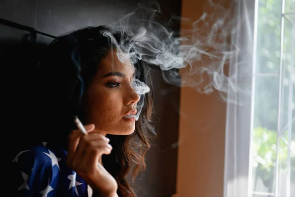 Концепция курения Сексуальные женщины курят в комнате. Сексуальные женщины — стоковое фото