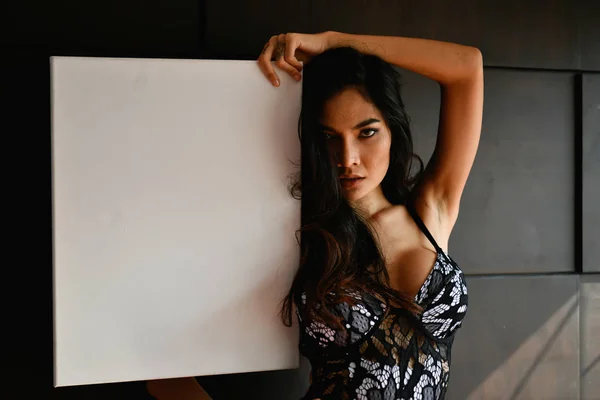 Sexy concept. Sexy schilders aan het tekenen bent in de slaapkamer. Beautifu — Stockfoto