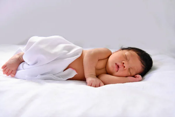 Conceito Recém Nascido Recém Nascidos Dormem Numa Cama Bebê Está — Fotografia de Stock