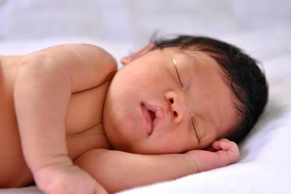 Conceito Recém Nascido Recém Nascidos Dormem Numa Cama Bebê Está — Fotografia de Stock