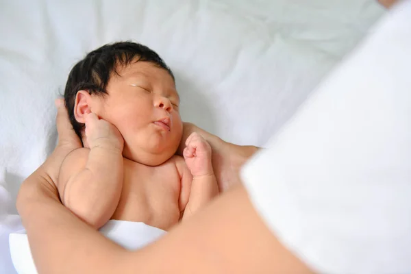 Pasgeboren Concept Pasgeboren Baby Slapen Een Bed Baby Witte Slaapkamer — Stockfoto