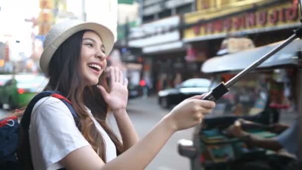 Concepto Viaje Hermosas Chicas Están Transmitiendo Turismo Vivo Ciudad Resolución — Vídeos de Stock