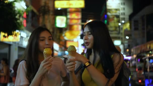 Concepto Viaje Una Hermosa Mujer Comiendo Helado Juntos Ciudad Resolución — Vídeo de stock