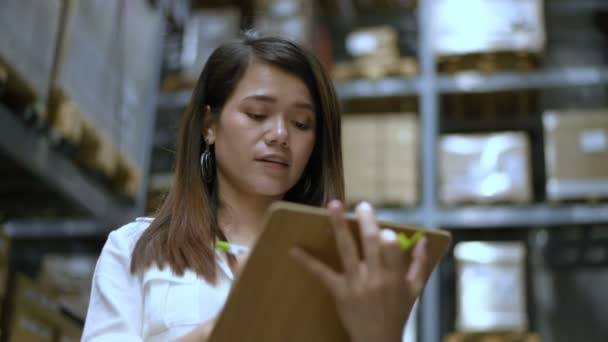 Concetti aziendali. La ragazza sta controllando il saldo delle merci nel magazzino. Risoluzione 4k. — Video Stock