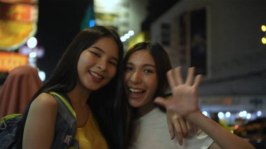 Seyahat konsepti. Bir grup güzel kadın ellerini sallıyor.