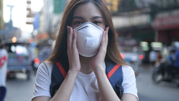 Concepto de prevención de la contaminación. Una hermosa mujer con un mas — Foto de Stock