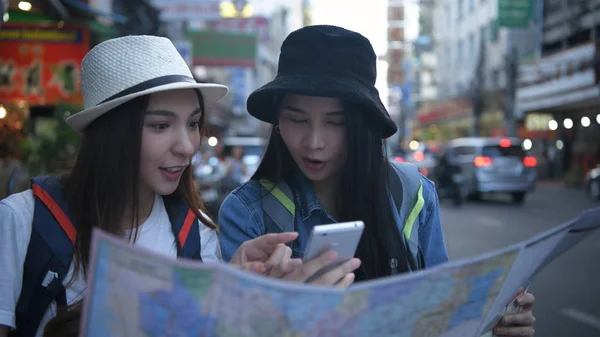 旅行概念。 漂亮的姑娘们正在看路上的地图 — 图库照片