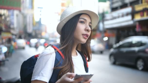 旅行概念 漂亮的女孩在手机上搜寻信息 4K分辨率 — 图库视频影像