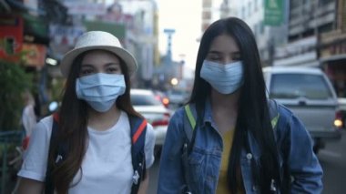 Kirliliği önleme kavramı. Şehrin sokaklarında maske takan güzel bir kadın. 4k Çözünürlüğü.