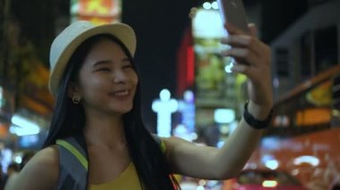Seyahat konsepti. Güzel kızlar şehirde canlı turizm yayınlıyorlar. 4k Çözünürlüğü.