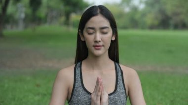 Egzersiz kavramları. Güzel kadınlar doğanın ortasında yoga yapıyorlar. 4k Çözünürlüğü.