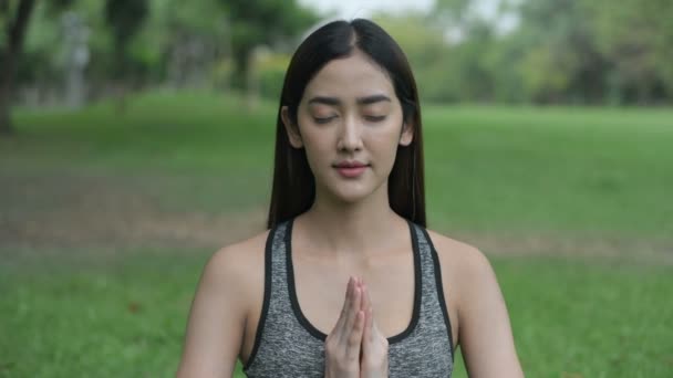 Conceptos de ejercicio. Las mujeres hermosas están practicando yoga en medio de la naturaleza. Resolución 4k . — Vídeos de Stock