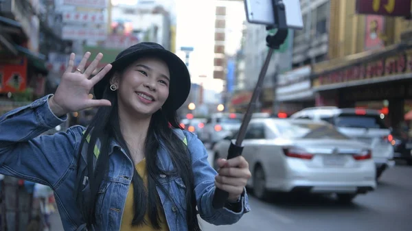 Concetto di viaggio. Belle ragazze stanno trasmettendo turismo dal vivo in — Foto Stock