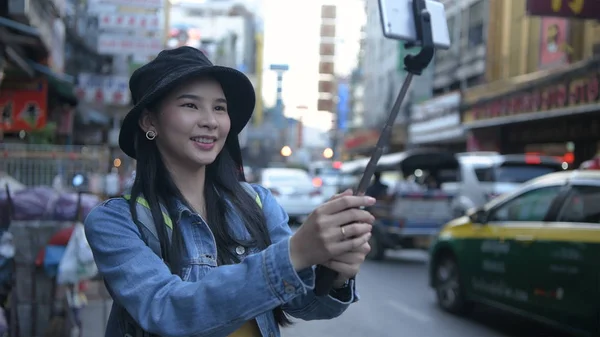 Concepto de viaje. Hermosas chicas están transmitiendo turismo en vivo en — Foto de Stock